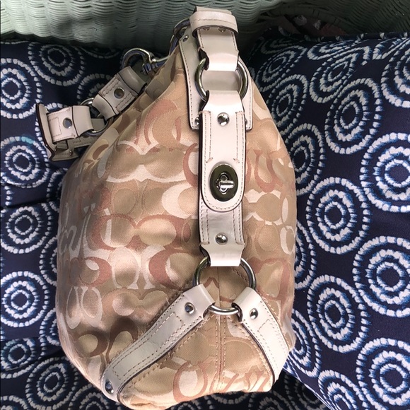 Coach Carly - Picture 4 of 7